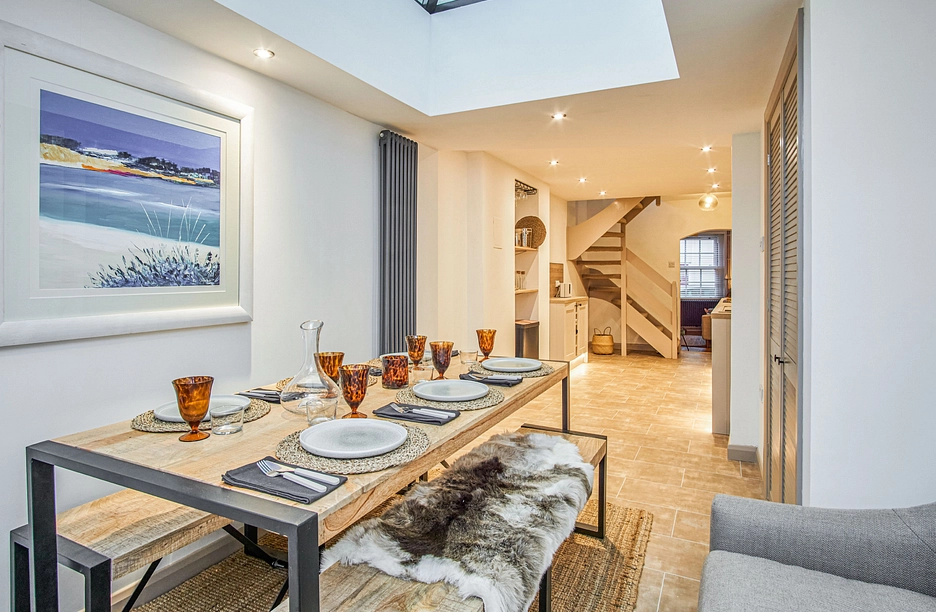 Insignia - 32 Cross Street, Cowes, North Wight, United Kingdom, PO31